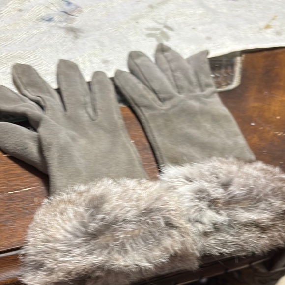 Elegant grey Gloves with Faux Fur Trim - Picture 1 of 1
